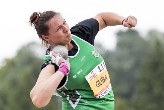 Paulina Guba pcha kulą